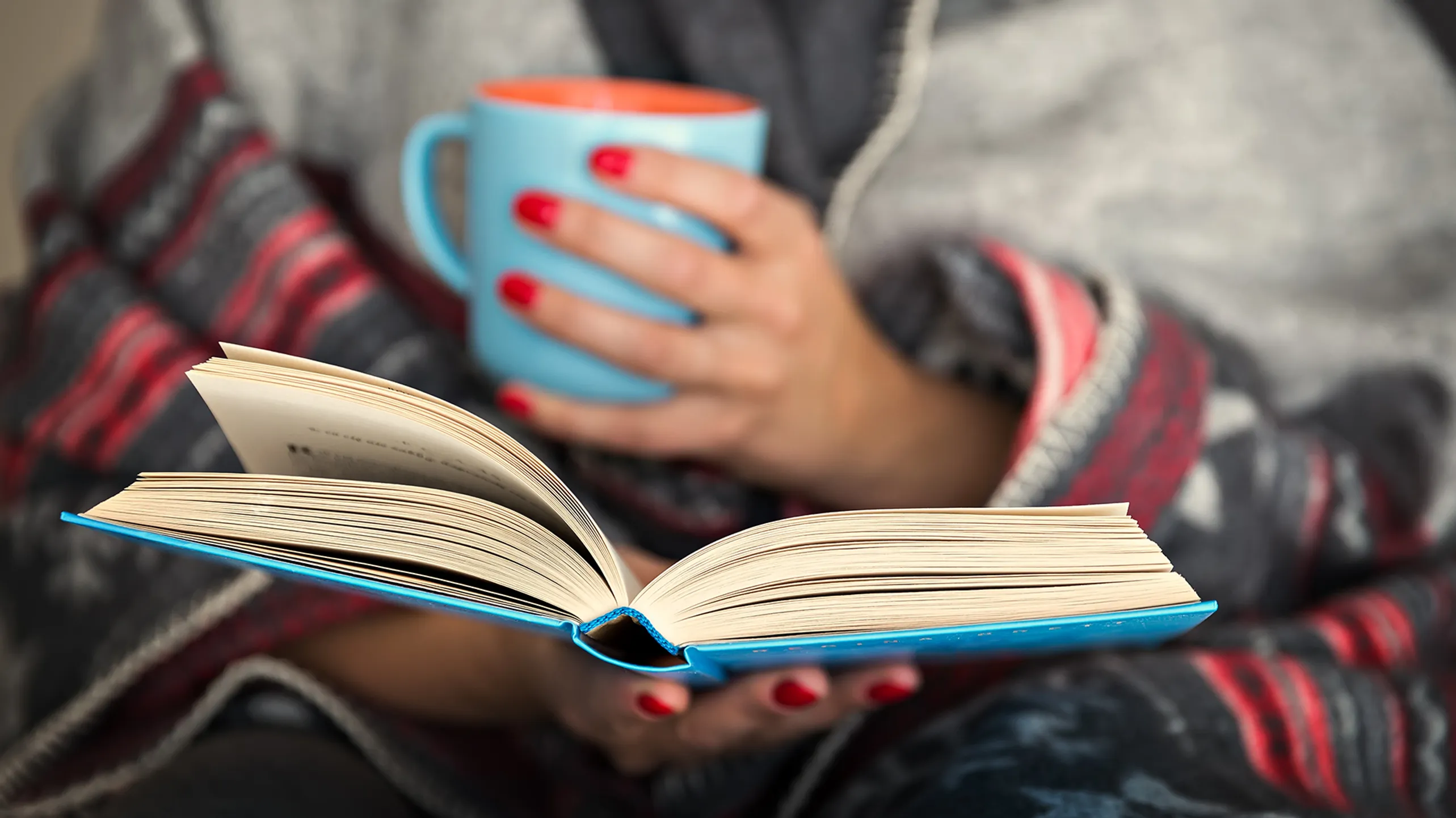 Чтение бесполезно. Чтение книг. О людях и книгах. Хобби чтение. Book lovers Day.