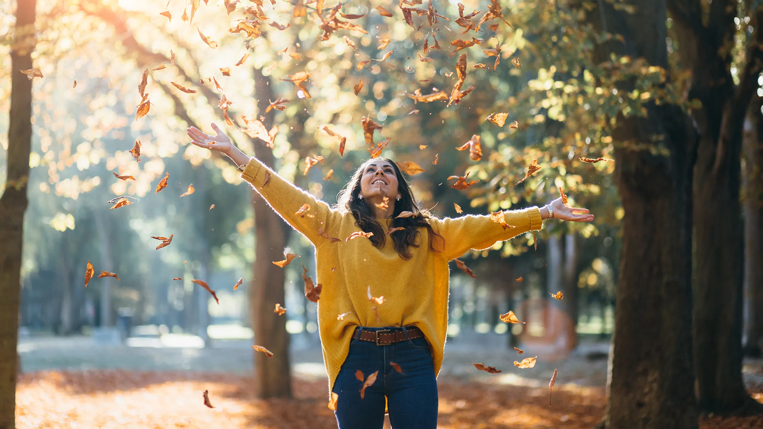 Your best day. Осень радость. Девушка подбрасывает листья. Осень веселье. Девушка подкидывает осенние листья.