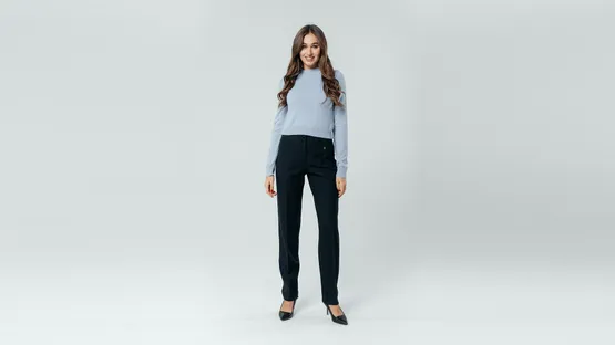 Зимние брюки темно-синего цвета как универсальный элемент женского гардероба